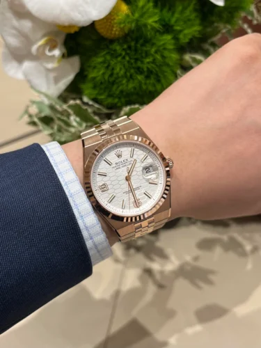 Click to view full screen Rolex Land-Dweller 40 mm Everose Gold photo review